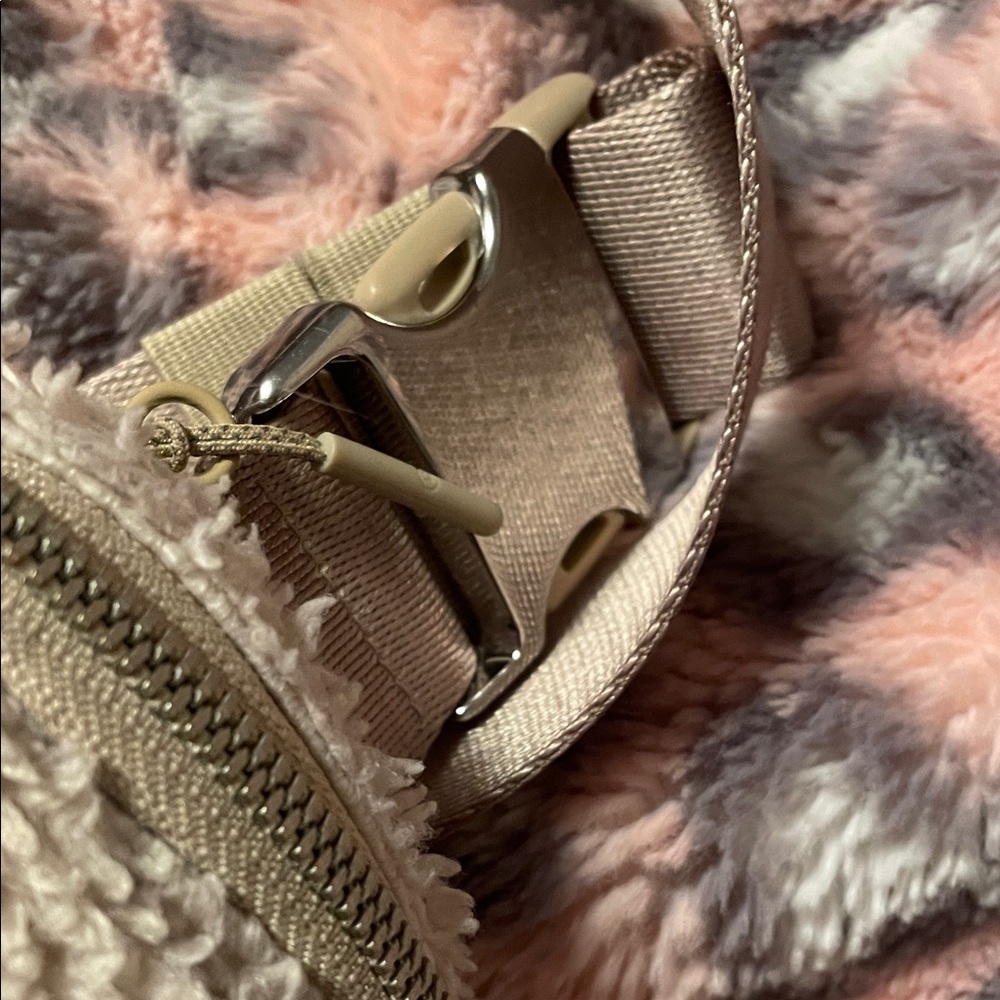 lululemon athletica Cream Crossbody Bag - Picture 3 of 11
